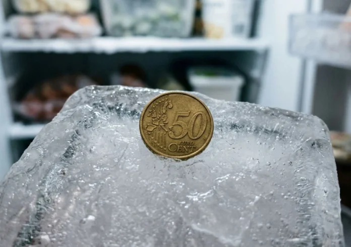 Το κόλπο με το κέρμα στην κατάψυξη: Γιατί πρέπει να το κάνετε πριν φύγετε από το σπίτι