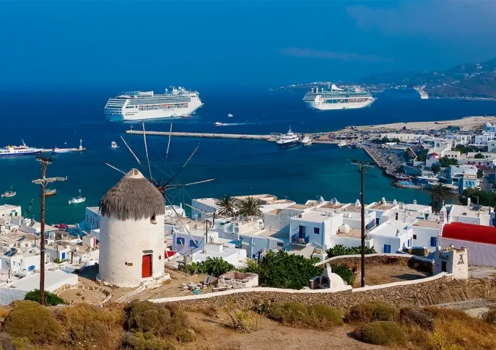 Ξεκίνησε η τουριστική περίοδος στη Μύκονο: Καταφθάνουν κρουαζιερόπλοια από ΗΠΑ, Καναδά και Αυστραλία