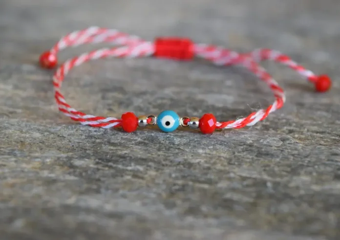 Μάρτης: Γιατί φοράμε το βραχιολάκι με την κόκκινη και άσπρη κλωστή;