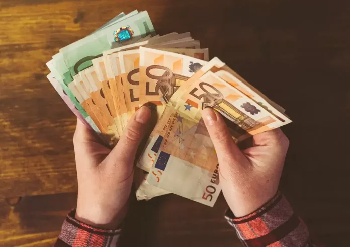 Μετρητά στο σπίτι: Πόσα να έχουμε; Πού τελειώνει η προνοητικότητα και πού αρχίζει ο πανικός;