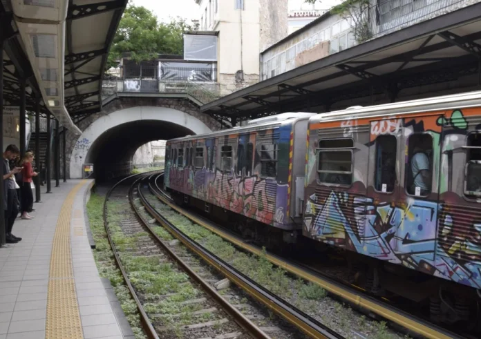 Σοκ στο μετρό στο Μοναστηράκι: 20χρονος έπεσε θύμα συμμορίας. Βίντεο