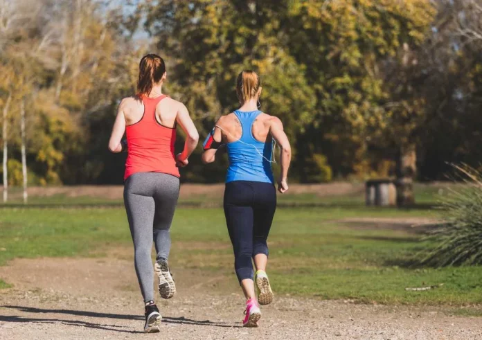 Micro-workouts: Πώς 5 λεπτά έντονης κίνησης ανά 2 ώρες ακυρώνουν τις βλαβερές συνέπειες της καθιστικής ζωής