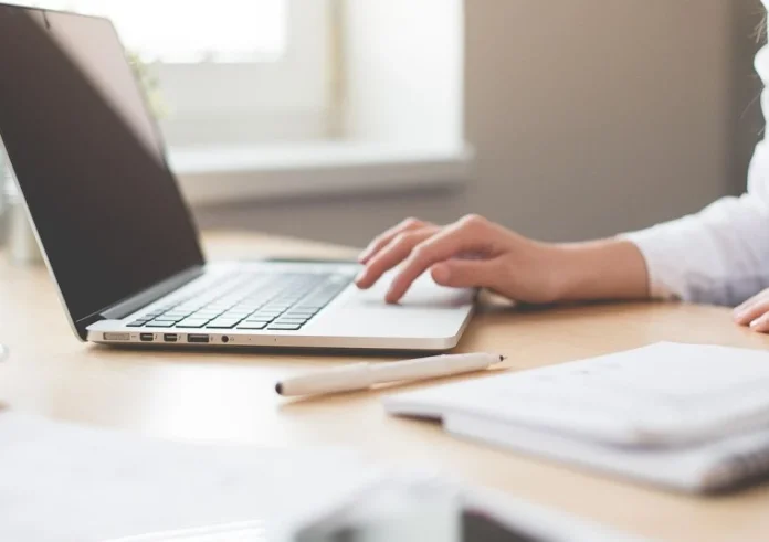 Ανάσα για χιλιάδες εργαζόμενους γονείς: Η νέα εξαήμερη άδεια με αποδοχές – Ποιους αφορά