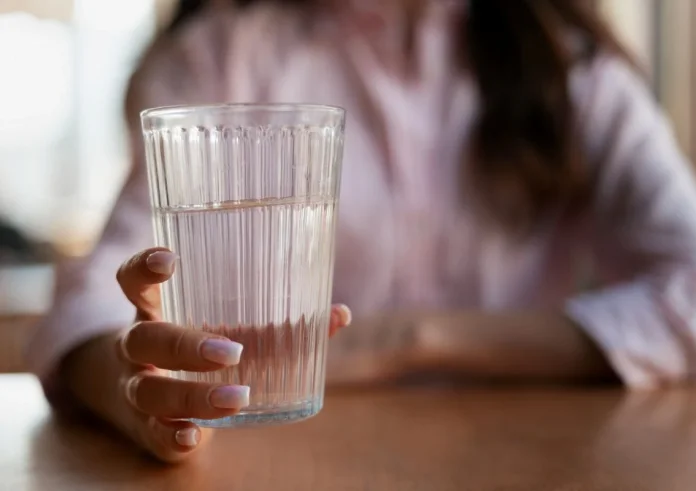 Γιατί το να πίνετε 500ml νερό πριν από κάθε γεύμα είναι ο πιο απλός τρόπος ελέγχου του βάρους