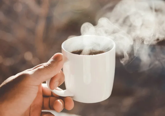 Ζάχαρο: Τι συμβαίνει αν πιείτε ένα ποτήρι νερό πριν από τον πρωινό καφέ;