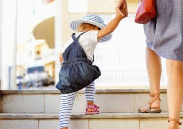 Νταντάδες της Γειτονιάς: Επίδομα 500 ευρώ σε γιαγιάδες και παππούδες – Όλες οι λεπτομέρειες