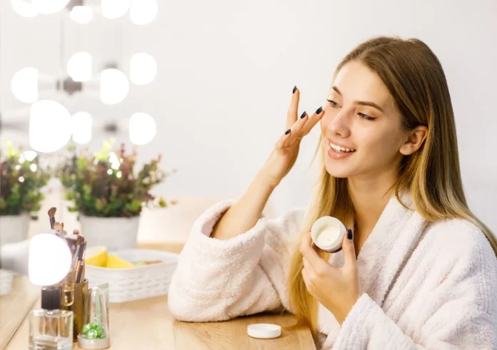 Skincare: Γιατί η χρήση λιγότερων προϊόντων μπορεί να είναι η λύση για το ερεθισμένο δέρμα την άνοιξη