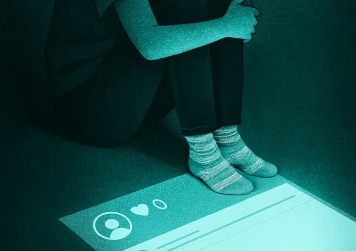 «Παθητικοί θεατές» στα social media: Γιατί παρακολουθούμε τις ζωές των άλλων χωρίς να ανεβάζουμε τίποτα;