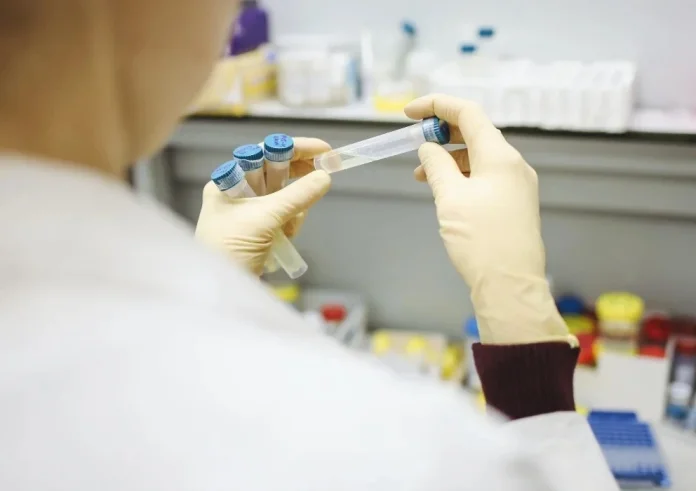 Συναγερμός στην Αγγλία: 20 κρούσματα μηνιγγίτιδας και δύο νεκροί. Στο μικροσκόπιο club