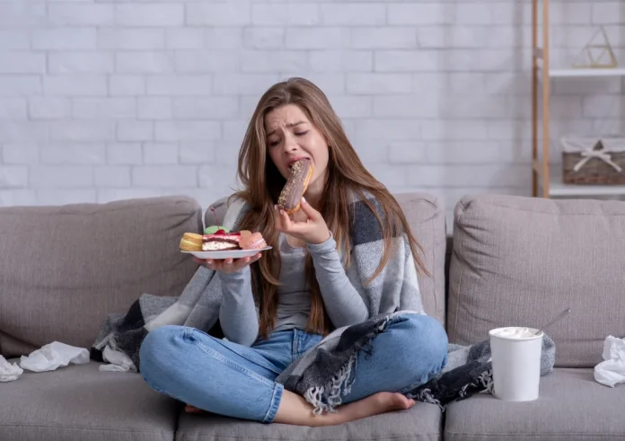 Συναισθηματική υπερφαγία: Γιατί η τροφή λειτουργεί ως «καταφύγιο» στις δύσκολες στιγμές