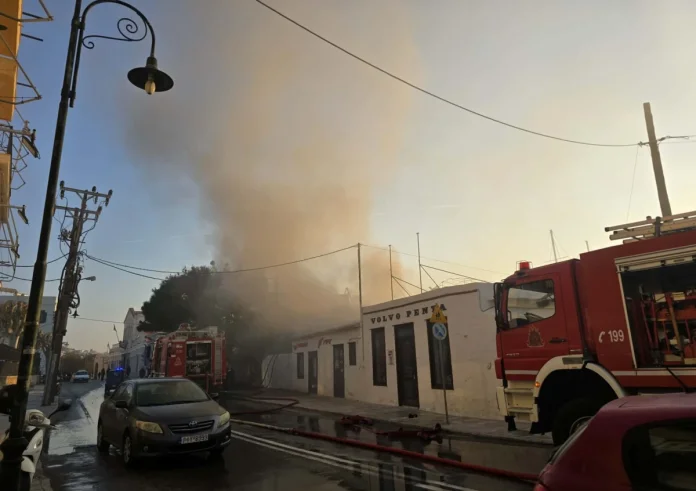 Σύρος: Στις φλόγες σκάφη στον Ταρσανά – Μεγάλη επιχείρηση της Πυροσβεστικής