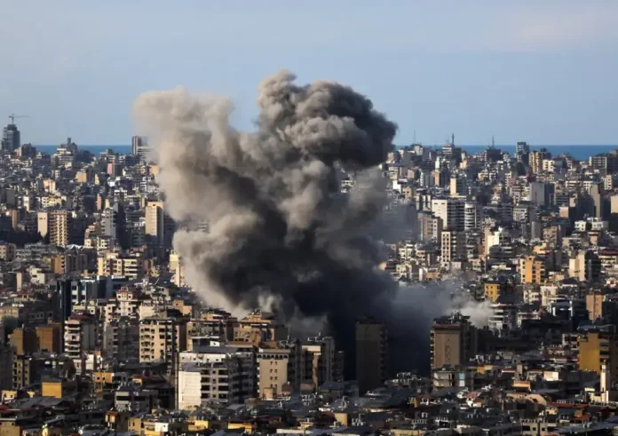 «Φλέγεται» η Τεχεράνη: Το Ισραήλ σφυροκοπά το αεροδρόμιο Μεχραμπάν – Ο Τραμπ ζητά «παράδοση άνευ όρων»