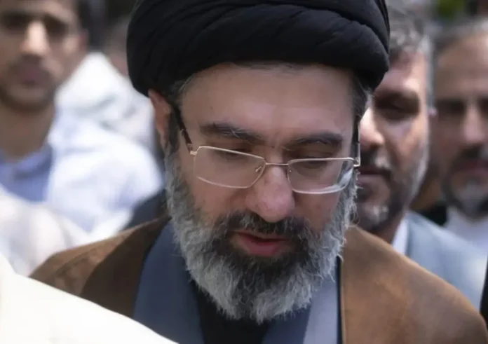 Θρίλερ στην Τεχεράνη: Τραυματίστηκε ο νέος ηγέτης του Ιράν Μοτζταμπά Χαμενεΐ κατά τη διάρκεια της σύγκρουσης