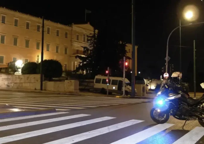 Τροχαίο μπροστά στην Βουλή με νεκρό 63χρονο. Αστυνομικός συνελήφθη για «ανθρωποκτονία από αμέλεια»