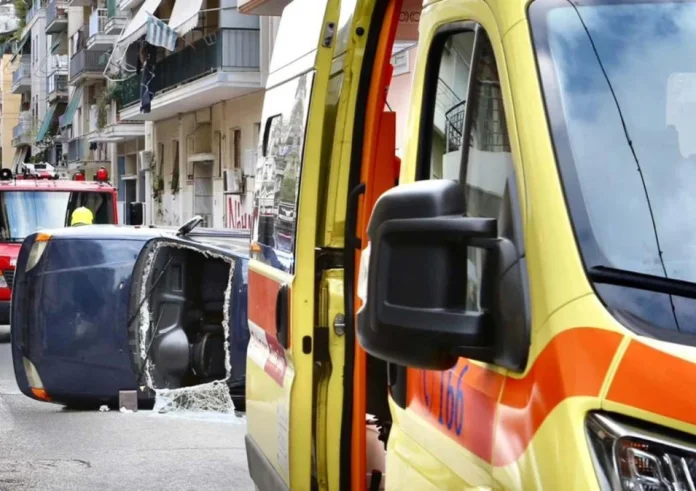 Σοβαρό τροχαίο στην Κυψέλη: Αυτοκίνητο ανατράπηκε και εγκλωβίστηκε ο οδηγός