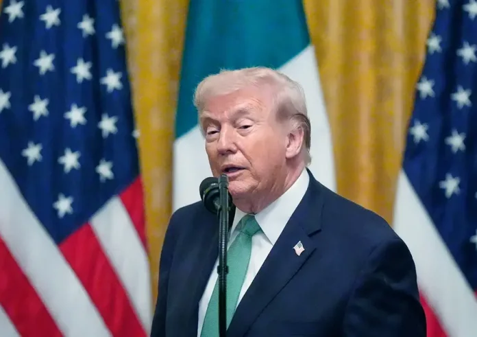 Ντόναλντ Τραμπ: «Αναρωτιέμαι τι θα γίνει αν αποσυρθούμε από τα Στενά του Ορμούζ»