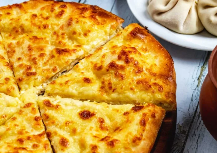 Η 'τυρόπιτα της τεμπέλας': Η πιο εύκολη συνταγή χωρίς φύλλο που θα σας λύσει τα χέρια το Σάββατο