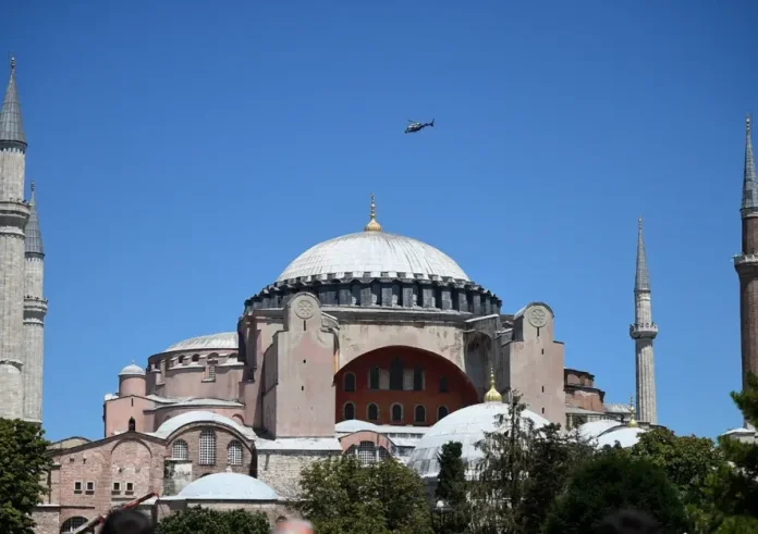 Στη φυλακή οι Έλληνες που άνοιξαν σημαία με τον βυζαντινό αετό στην Αγιά Σοφιά