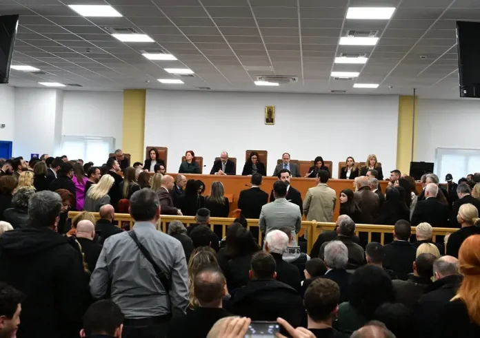 Δίκη για το δυστύχημα στα Τέμπη: Συνεχίζεται με νέες ρυθμίσεις στην αίθουσα