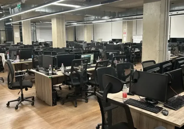Τεράστιο κύκλωμα διαδικτυακής απάτης: 450 εργαζόμενοι και κέρδη άνω των 50 εκατ. ευρώ