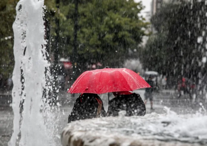 Καιρός: Αντί για άνοιξη… φθινόπωρο – Πού θα βρέξει και πόσο θα πέσει η θερμοκρασία
