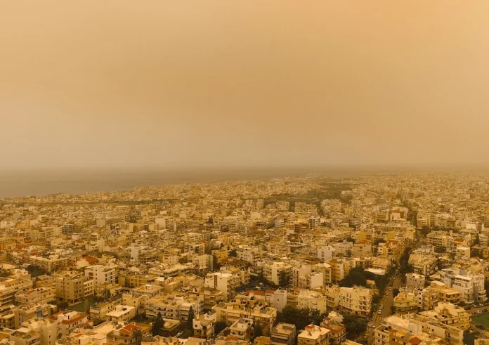 Σκόνη από τη Σαχάρα: Ποιες περιοχές της Ελλάδας πλήττονται από το νέο φαινόμενο