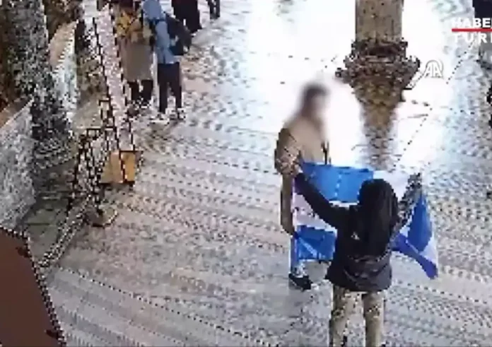 Διπλωματικό θρίλερ στην Κωνσταντινούπολη: Προφυλακίστηκαν δύο Έλληνες για τη σημαία στην Αγιά Σοφιά