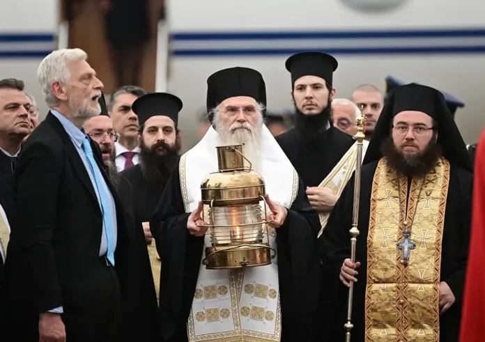 Άγιο Φως: Υποδοχή με τιμές αρχηγού κράτους στο «Ελ. Βενιζέλος»