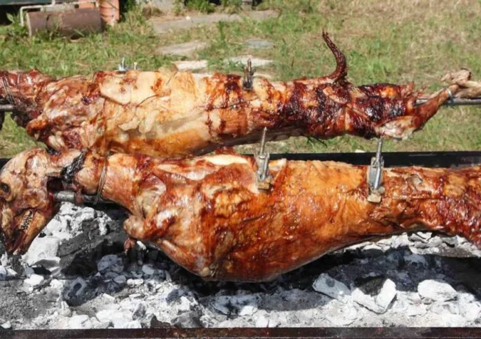 Πάτρα: Αρνί take away – Κρεοπωλείο στήνει περισσότερες από 90 σούβλες για τους πελάτες του