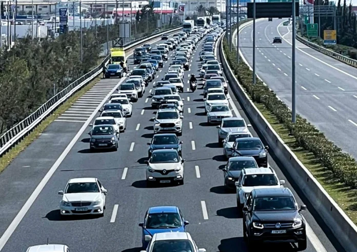Τροχαίο στην Αττική Οδό: Καραμπόλα τριών οχημάτων προκαλεί μεγάλες καθυστερήσεις