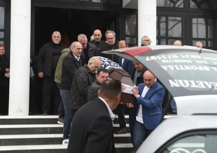 Συγκίνηση και πλήθος κόσμου στο τελευταίο αντίο στον Στέφανο Μπορμπόκη