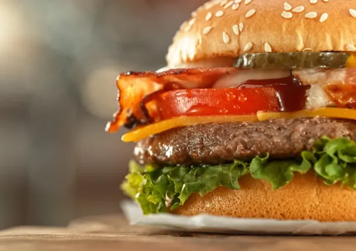 Φύτεψε ντομάτα από χάμπουργκερ McDonald's: Το εντυπωσιακό πείραμα που έγινε viral