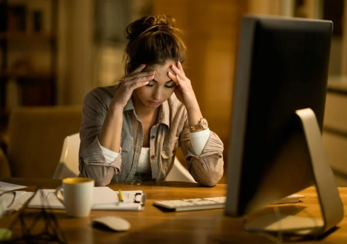 Σύνδρομο Burnout στο σπίτι: 5 τρόποι να σταματήσετε να νιώθετε εξαντλημένοι από τις καθημερινές υποχρεώσεις