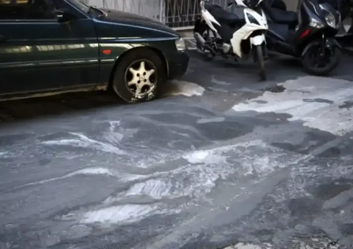 Κυψέλη: Υγρό που θυμίζει τσιμέντο αναβλύζει από αυλή εγκαταλελειμμένου κτηρίου