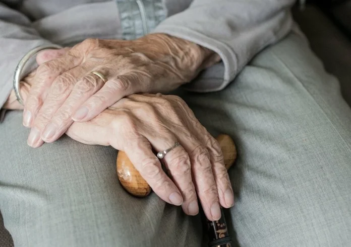 Φρίκη στη Χίο: Κακοποίηση ανήμπορου ηλικιωμένου από οικιακή βοηθό. Βίντεο