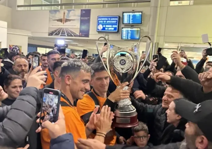 Παροξυσμός στο αεροδρόμιο του Ηρακλείου: Οι φίλαθλοι του ΟΦΗ υποδέχτηκαν θριαμβευτικά τον Κόντη