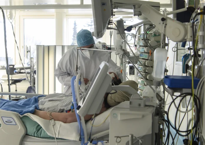 Στη ΜΕΘ Μυτιλήνης 30χρονη με μικροβιακή μηνιγγίτιδα