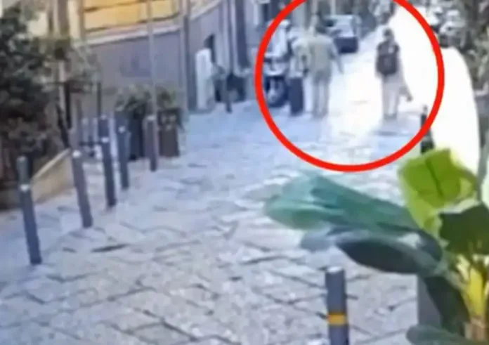 Νάπολη: Ανήλικος ρίχνει 12 κιλά άγαλμα από μπαλκόνι και σκοτώνει τουρίστρια. Βίντεο