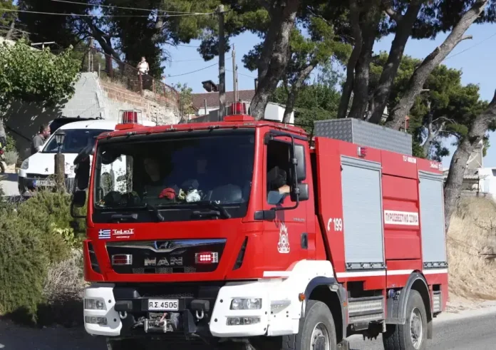 Συναγερμός για φωτιά στην Πάρνηθα: «Κλείνουν» οι δρόμοι από το τελεφερίκ