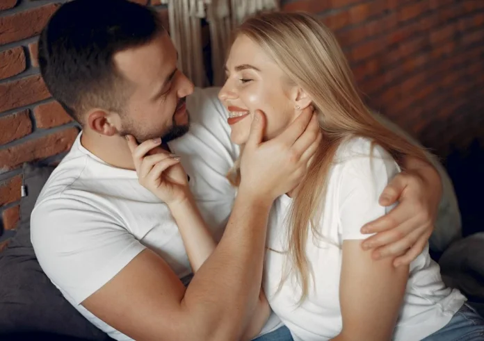 Date Night Ideas: Δημιουργικοί τρόποι για να κρατήσετε τη σπίθα ζωντανή χωρίς να βγείτε από το σπίτι