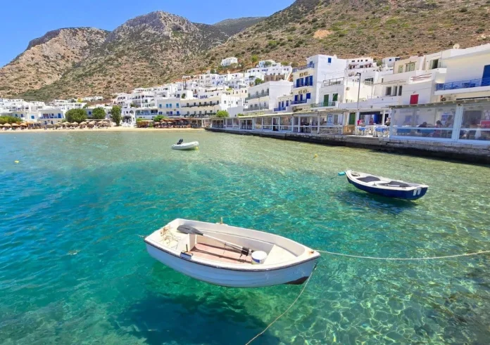 Το ελληνικό νησί που κλέβει τις καρδιές και σαρώνει σε κρατήσεις