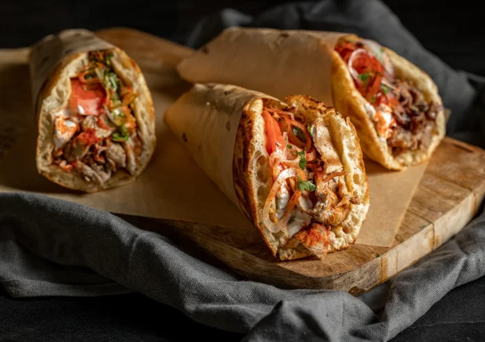 Ακρίβεια φωτιά: Το σουβλάκι, το εθνικό μας fast food, γίνεται είδος πολυτελείας