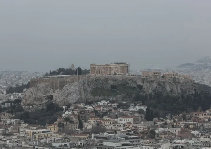 Καιρός: Συννεφιά και αφρικανική σκόνη φέρνουν θερμοκρασίες έως 25 βαθμούς Κελσίου