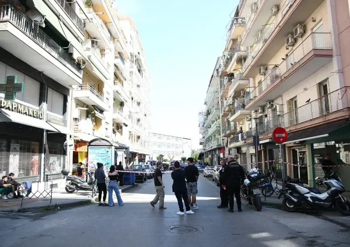 Θρίλερ στη Θεσσαλονίκη: Φοιτητής πετάει αντικείμενα από το μπαλκόνι και ζητά υποστήριξη