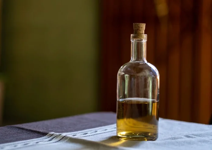6 επιφάνειες που δεν πρέπει να καθαρίζετε με ξίδι: Προστατεύστε το σπίτι σας