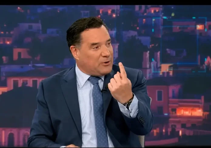 Ευγενία, να του βγάλεις το περουκίνι τρίχα τρίχα! Viral η φωτογραφία του Άδωνι με άλλη γυναίκα. Η απάντησή του