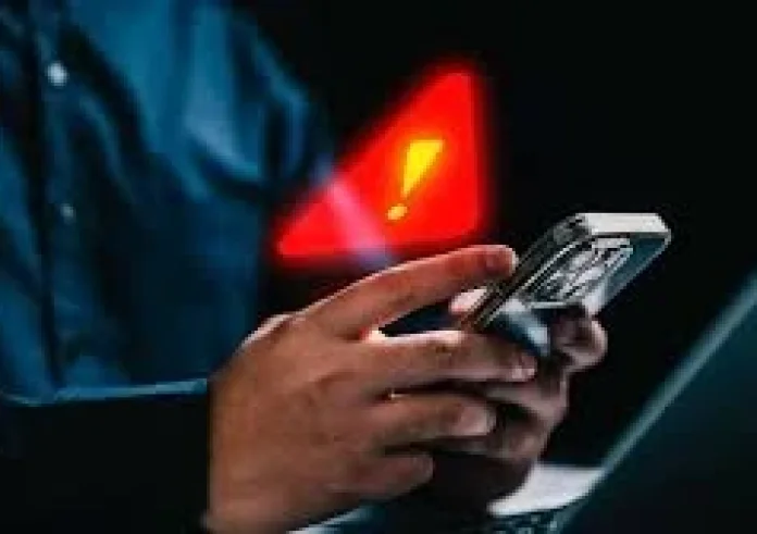 Ψηφιακή απάτη μέσω SMS: Το επικίνδυνο κόλπο που μπορεί να αδειάσει τον τραπεζικό σας λογαριασμό