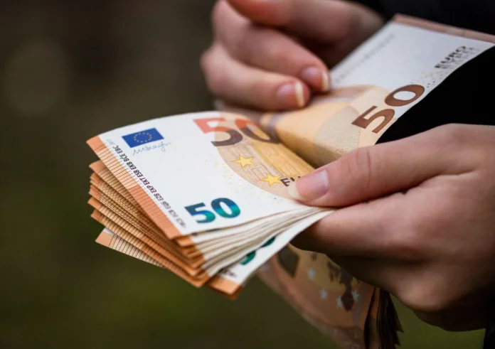 Πληρωμές e-ΕΦΚΑ και ΔΥΠΑ: Ποιοι πάνε ταμείο 4-8 Μαΐου – Τι ισχύει για το επίδομα των 300€
