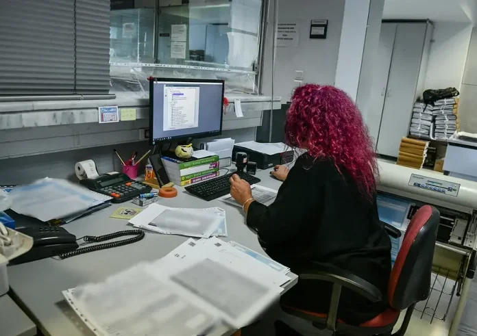 Ιδιωτικό χρέος: Ο «Μεγάλος αδελφός» έρχεται για τις οφειλές νοικοκυριών και επιχειρήσεων