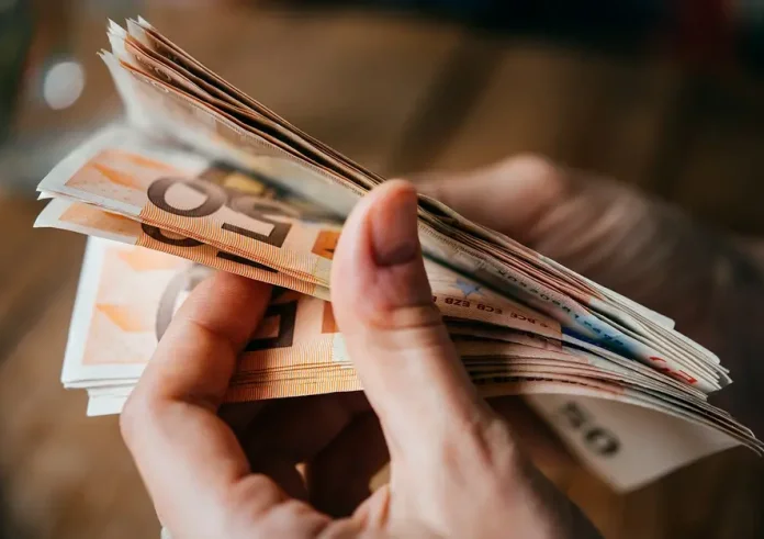 Μπλόκο στις συναλλαγές με μετρητά: Νέες υποχρεώσεις και αυστηρές ποινές